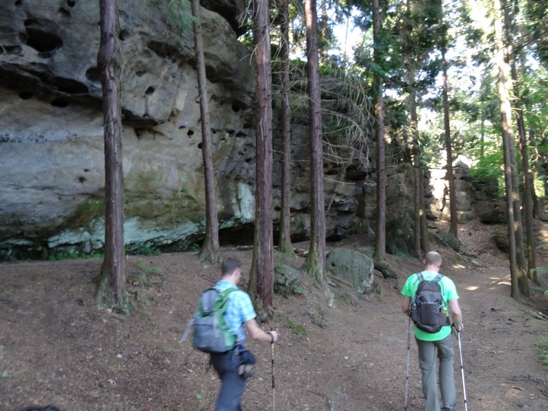 Entlang von schroffen Felswänden führt uns der Malerweg am zweiten Morgen.