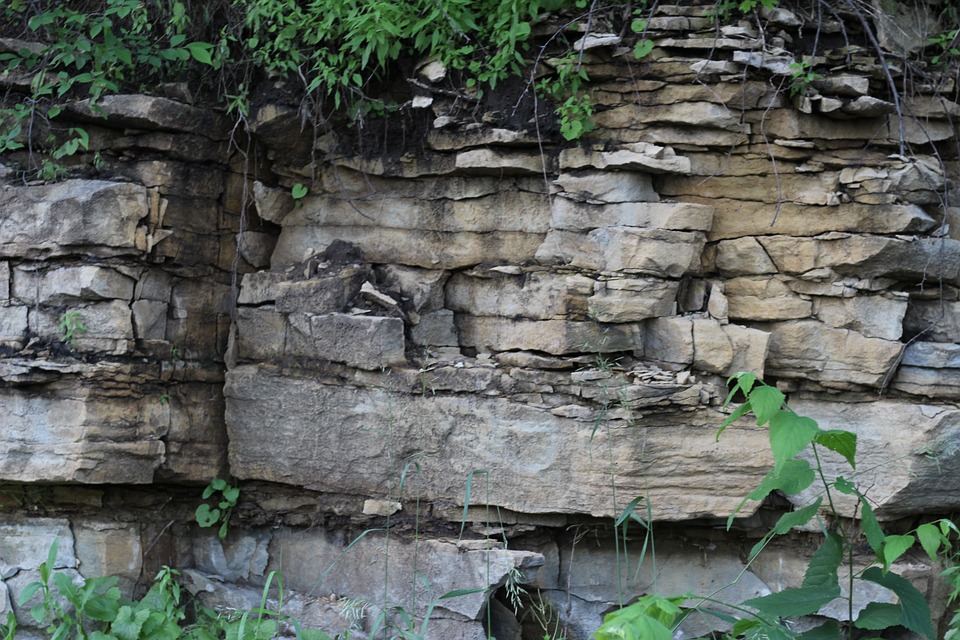 Durch Sediementation im Urmeer entstanden: die Kalksteinklippe bei Dissen.