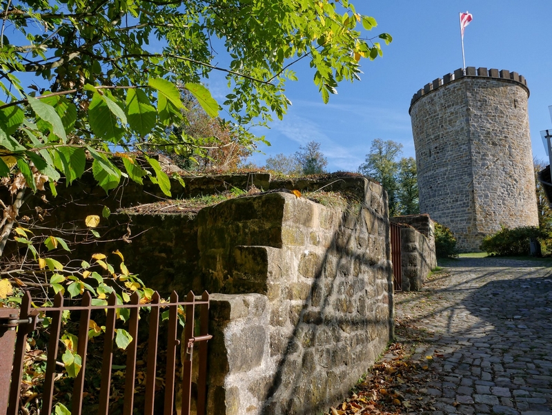 Noch ein Highlight: Die Burg Ravensberg thront über Borgholzhausen und liegt ebenfalls am Wegesrand.