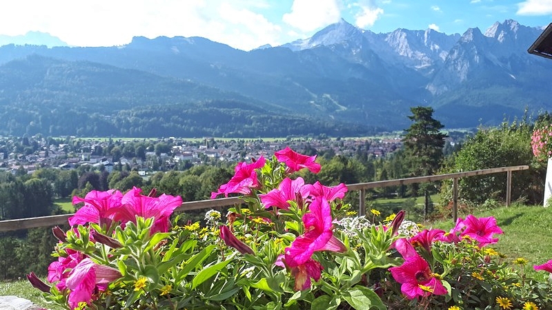 Auch auf Garmisch-Partenkirchen haben wir schon einen schönen Blick, sehen aber auch: Ganz hoch sind wir noch nicht!