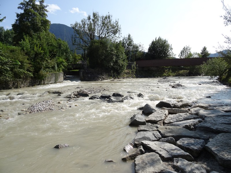 Das breite Flussbett der Partnach in Garmisch-Partenkirchen. Wir folgen ihrem Lauf.