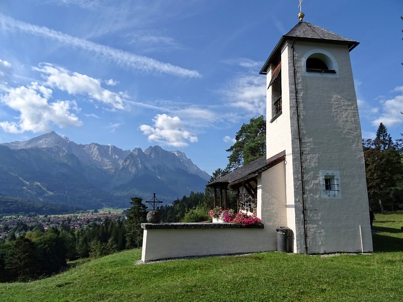 Versüßt uns den eintönigen Aufstieg: die Kriegergedächtniskapelle auf dem Hang des Grasbergs über Garmisch-Partenkirchen.