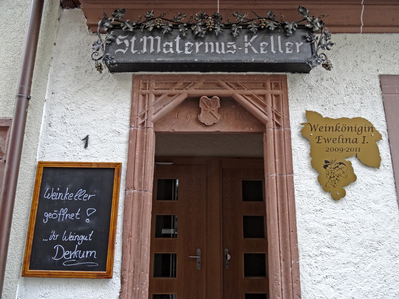 Eingang Maternus Keller in Ürzig