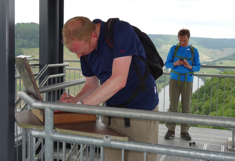 Ralf trägt uns in das Besucherbuch auf dem Aussichtsturm ein