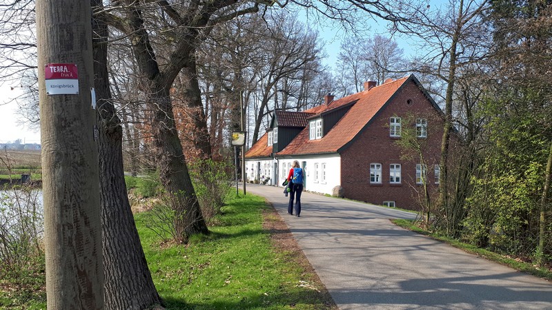 Das Bild zeigt Meike auf dem TERRA track Königsbrück, rechts ein Haus, links den kleinen Dorfteich.