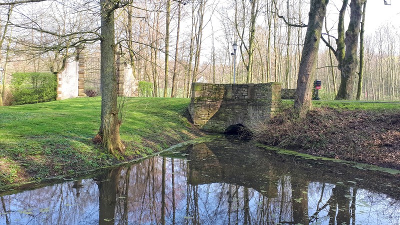 Das Bild zeigt den Wassergraben von Schloss Königsbrück.