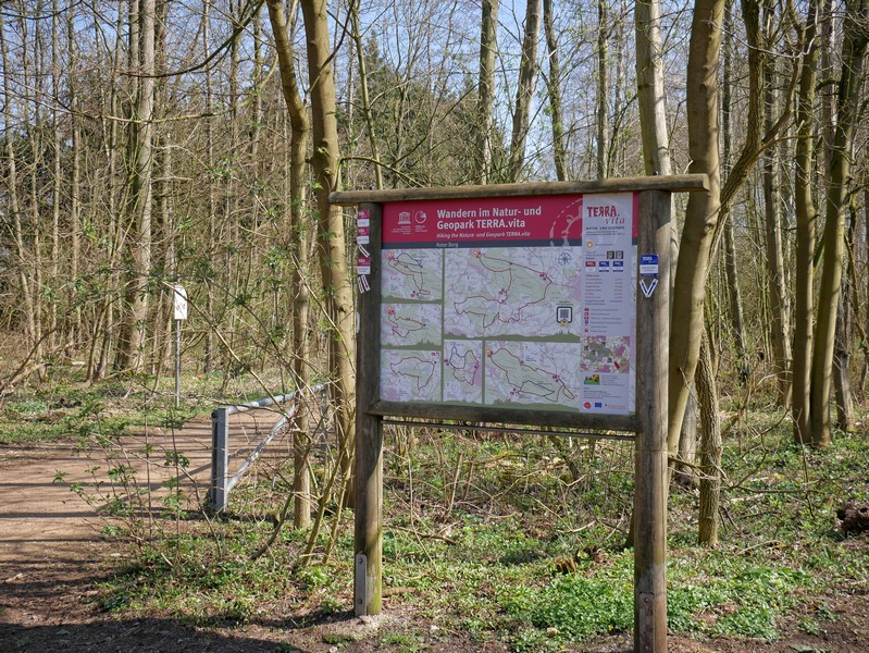 Info-Tafel des Natur- und Geoparks TERRA.vita am Wanderparkplatz Roter Berg in Hasbergen