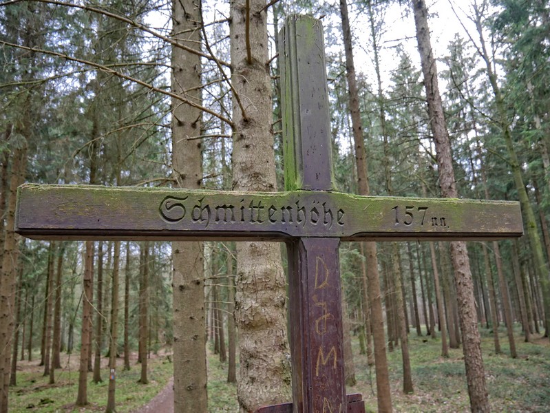 Das Bild zeigt die Inschrift des Gipfelkreuzes, auf dem zu lesen ist: Schmittenhöhe, 157 nn.