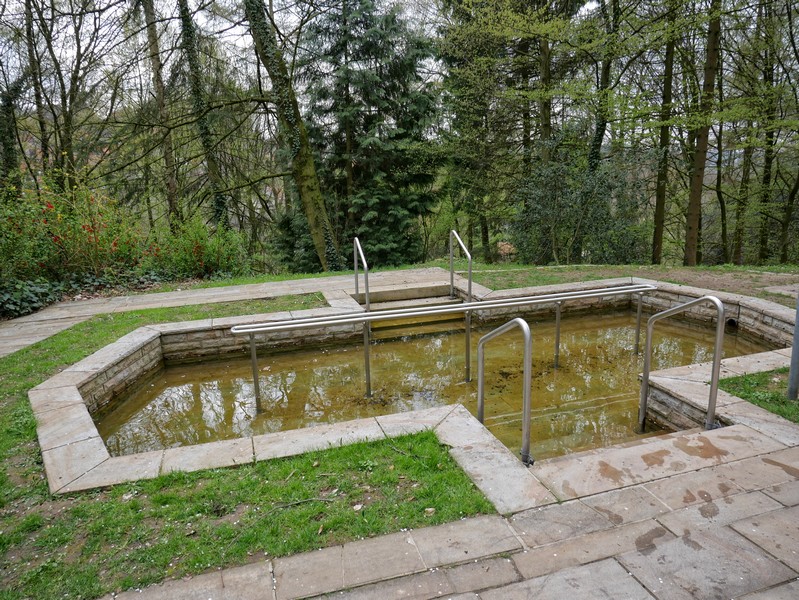 Das Bild zeigt das Wassertretbecken im Kurpark Tecklenburg.