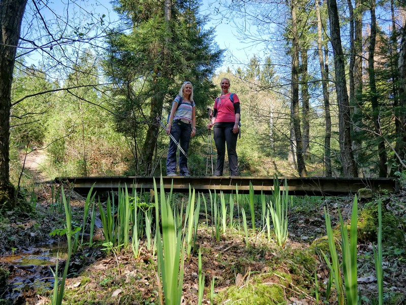 Das Bild zeigt Meike und Svenja auf einer Holzbrücke.
