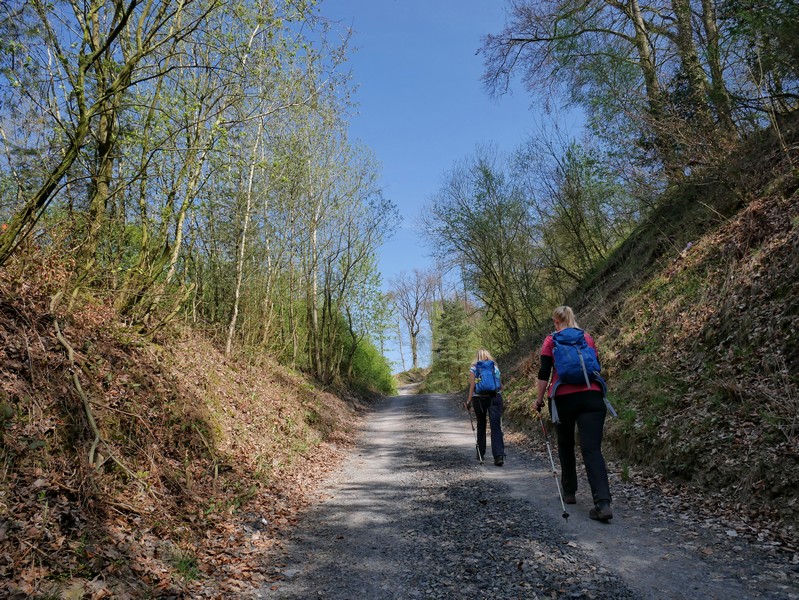 Das Bild zeigt Meike und Svenja beim Anstieg über einen Schotterweg.