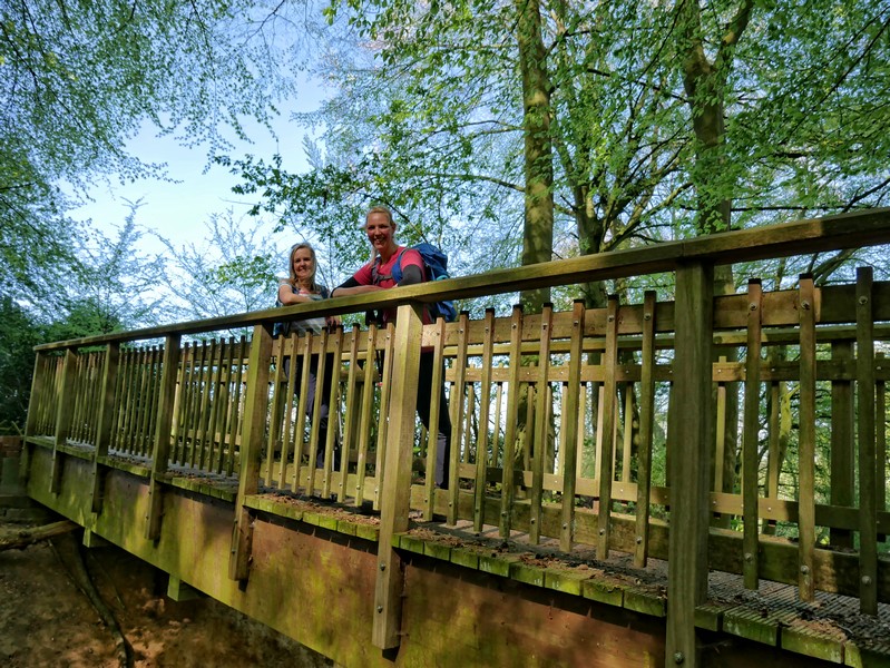 Das Bild zeigt Meike und Svenja auf einer Brücke.