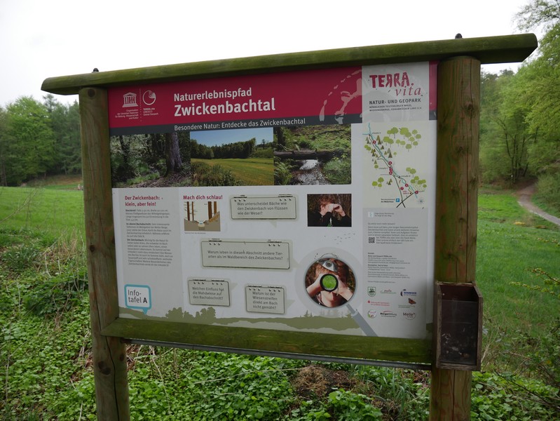 Das Bild zeigt einer der vier Schautafeln am TERRA.track Naturerlebnispfad Zwickenbachtal .