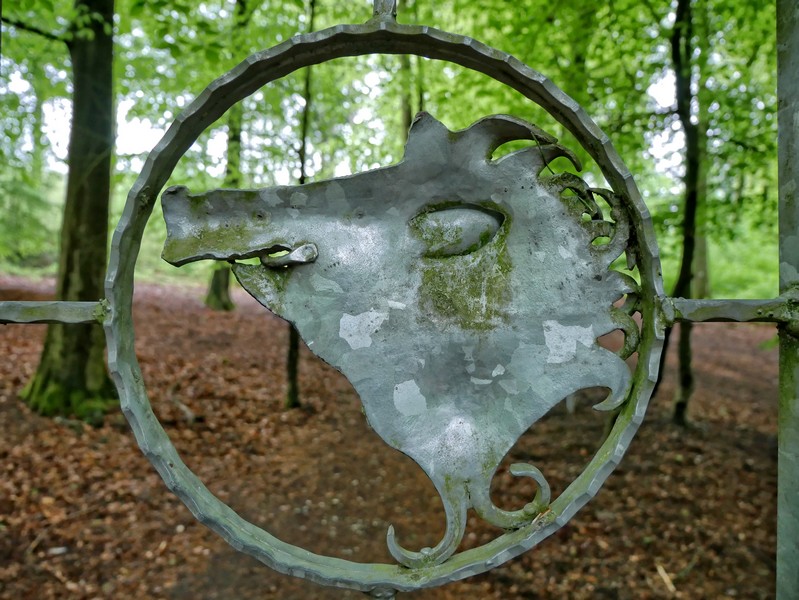 Das Bild zeigt das Wildschweinsymbol im Eingangstor zum Wildpark Meller Berge.