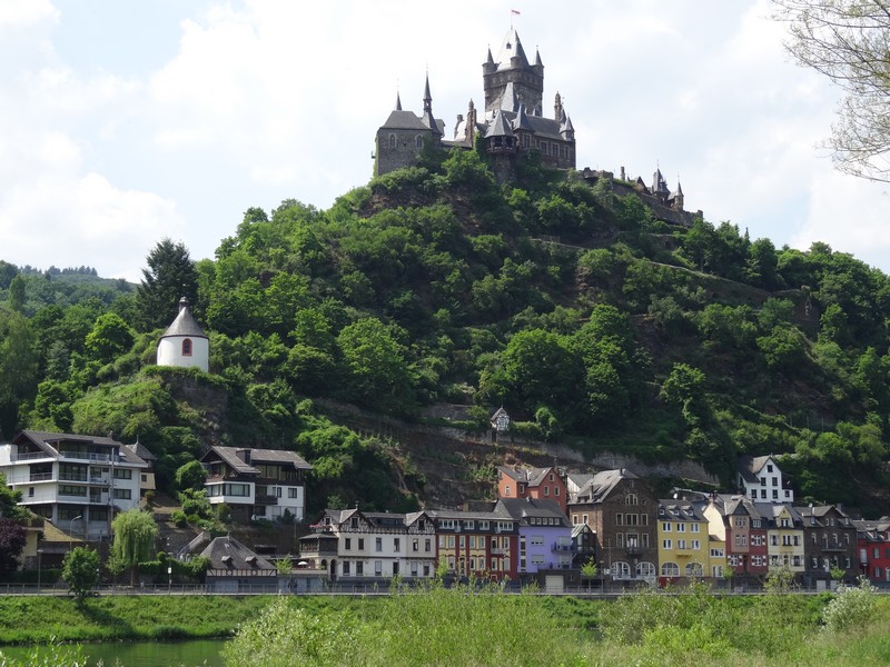 Das Bild zeigt die Reichsburg und die Häuser Cochems.