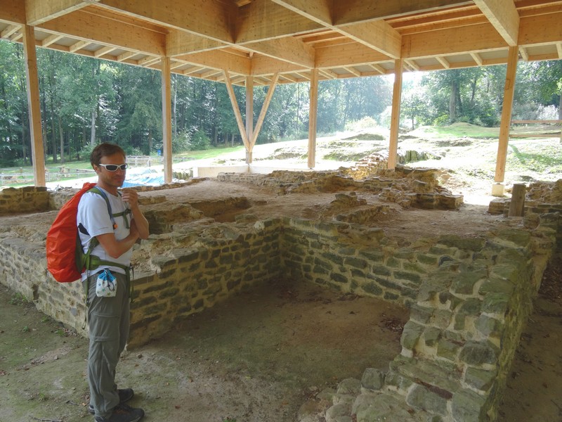 Das Bild zeigt einen Wanderer an der Ausgrabungsstätte Villa Rustica im Bingener Wald.