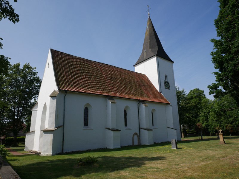Das Bild zeigt die Kirche St. Marien in Ueffeln.