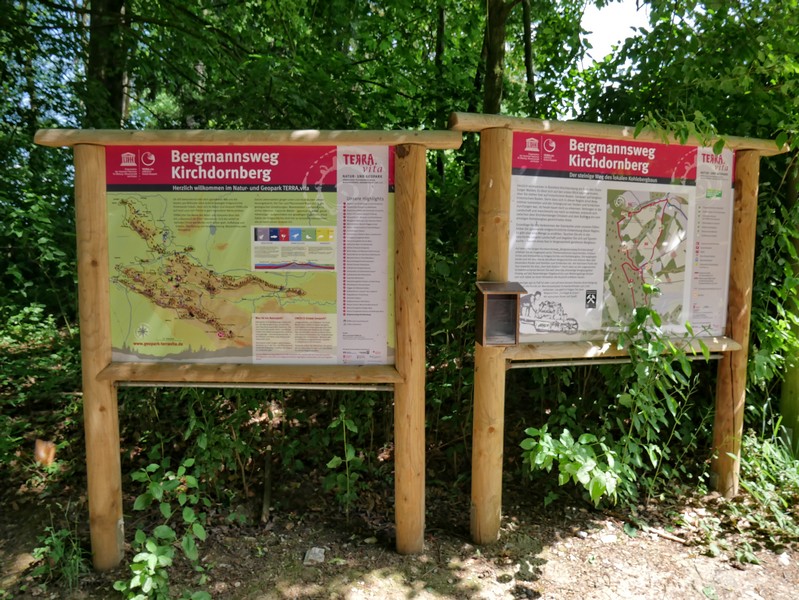 Das Bild zeigt Info-Tafeln hat TERRA.vita auf dem Bergmannsweg Kirchdornberg.