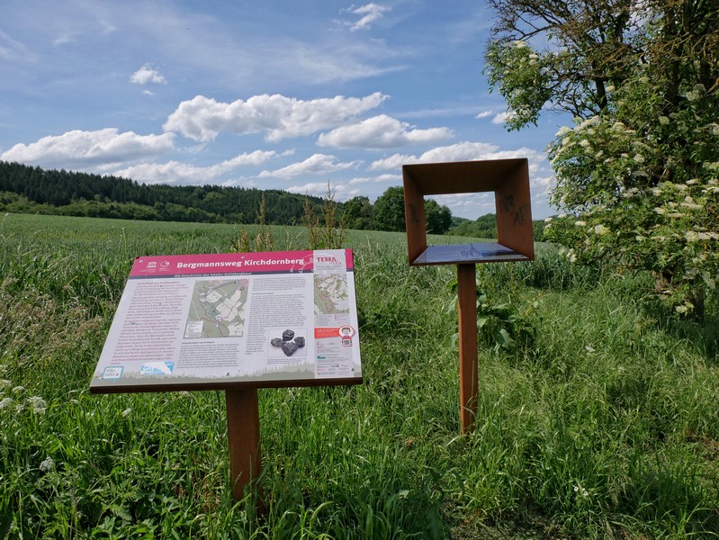 Das Bild zeigt eine Info-Tafel am Bergmannsweg Kirchdornberg.