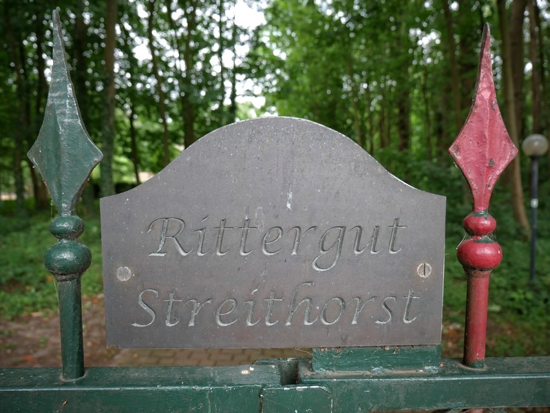 Das Bild zeigt das Schild von Rittergut Streithorst