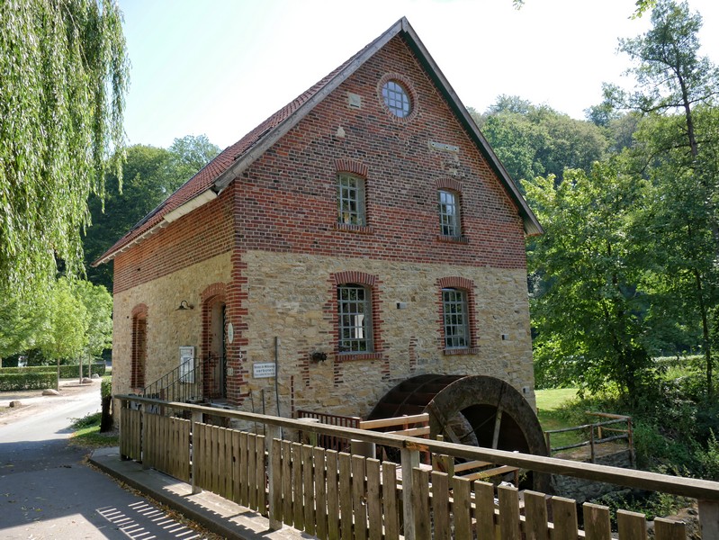 Knollmeyers Mühle: Die hübsche Wassermühle an der Nette ist auch heute noch in Betrieb.