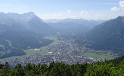 Wir haben freie Sicht auf Garmisch-Partenkirchen, auf die Zugspitze und auch in alle anderen Himmelsrichtungen!