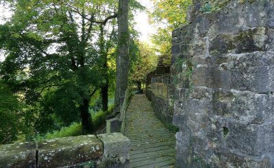 Einige der alten Burgmauern stehen zum Glück auch heute noch und können sogar bestiegen werden.