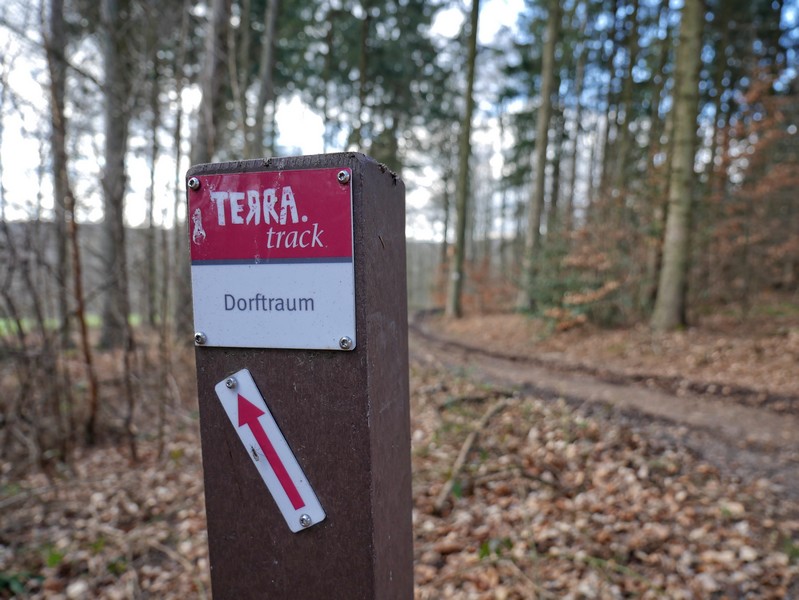 Die vertrauten rotweißen Schilder geleiten uns auch auf dem TERRA.track Dorftraum durch Otsercappeln.